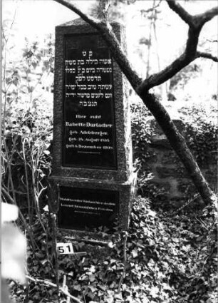 Grabstein 51 (Index: 99804396) Material: Granit mit zwei geschliffenen Platten Zustand: gut Maße HxBxT: 185x58x29 cm Beschreibung: Obelisk, getreppter Sockel, Schrifttafeln rechteckig Symbolik: eingemeißelte Blüten: Grabstein 51