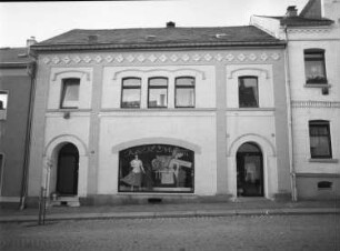 Schöneck, Hauptstraße 23. Wohnhaus mit Laden. Straßenfront