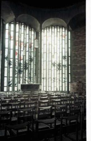 Freiburg i. Br.: Ludwigskirche, Chorfenster von innen mit Altar