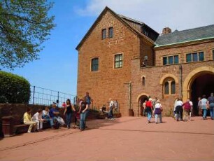 Eisenach - Innenhof der Wartburg : Besucher, aufgenommen im Innenhof der Wartburg bei Eisenach, am 30. April 2012