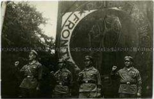 Ernst Thälmann und Genossen beim Reichstreffen des Roten Frontkämpferbundes im Berliner Schillerpark