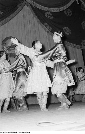 Auftritt eines mongolischen Gesangs- und Tanzensembles in der Kongresshalle
