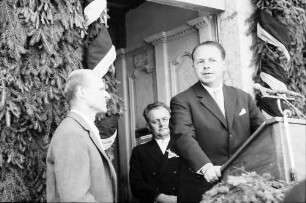 Bernau: Preisträger Emil Wachter erhält von Stadtrat Funk, Karlsruhe Geschenk der Stadt Karlsruhe