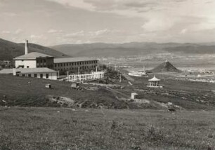 Ulan Bator. Sanatorium am Hang des Bogdo ola (Tschoibalsan ola). Blick nach Norden auf Obeliskhügel und Stadt im Tolatal