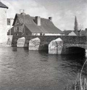 Steinbrücke mit Häusern eines Ortes an der französischen Atlantikküste