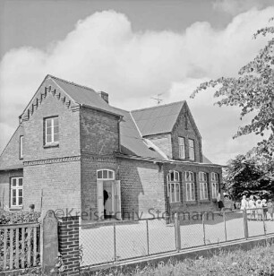 Alte Ratzeburger Landstraße: Schulgebäude, rechts Kinder auf dem Schulhof