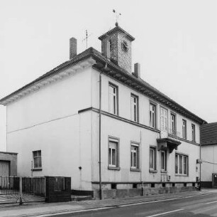 Ehem. Schule und Bürgermeisteramt (Massivbau); Roßdorf, Hauptstraße 50, Hauptstraße 50A