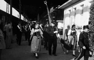Freiburg: Ankunft der Berner im Hauptbahnhof; Gruppen auf dem Bahnsteig