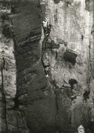 Sächsische Schweiz, Affensteine. Kreuzturm. Ehrhardt Renger im Ausstiegsriß (Schulterriß) der Nordwand (VIIb)