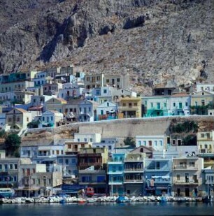 Kalymnos. Pothia, Fischerwohnhäuser am steilen Nordrand der Südbucht
