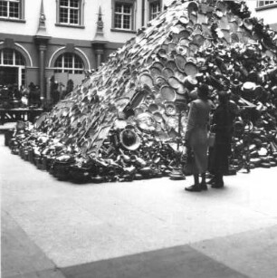 Dresden, Metallsammlung 1940. Metall-Pyramide, aufgebaut im Lichthof des Neuen Rathauses in Dresden. Die Metallsammlung war das Geschenk des deutschen Volkes zum Geburtstag seines Führers Adolf Hitler am 20. April 1940.