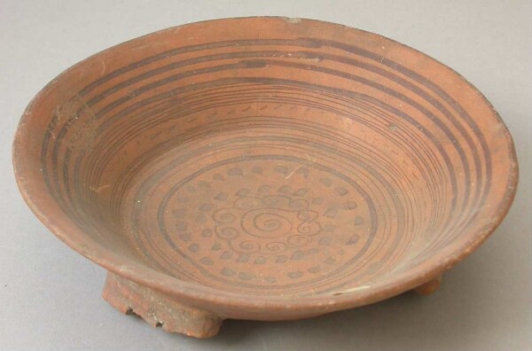 Tripod bowl made of clay