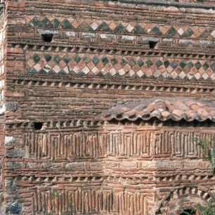 Arta Agios Vasilios, Anfang 14. Jh.; Miniaturhaft klein; Apsidenfront mit farbig glasierten Ziegelbändern; SA 7.10.78