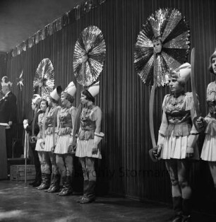 Karneval: Hotel Oldesloer Hof, Saal: Prunksitzung: Veranstalter Oldesloer Männerchor von 1844, Oldesloer Singakademie von 1946: Bühne: Auftritt der Mädchengarde mit Säbeltanz: hinten links Podium mit Mitglied des Elferrats, Zeremonienmeister