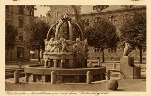 Postkartenalbum mit Motiven von Karlsruhe. "Karlsruhe. Marktbrunnen auf den Gutenbergplatz"
