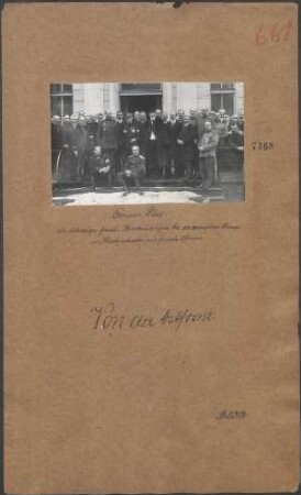 General Pau, als ständiger französischer Bevollmächtigter bei der rußischen Armee im Kreise rußischer und französischer Offiziere