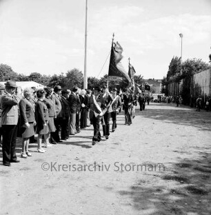 Schützen- und Volksfest: Veranstalter Heimatring und Ahrensburger Schützengilde: Umzug: Einmarsch auf dem Stormarnplatz: Fahnenabordnungen: im Hintergrund links Festzelt, 22. August 1976
