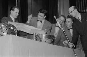 Ziehung der Lottzahlen durch die Mitglieder der Band "Vier Brummers"
