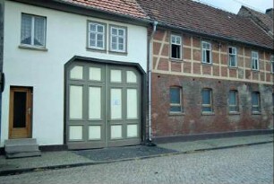 Bauernhaus mit überbauter Torfahrt; daneben Wirtschaftsgebäude