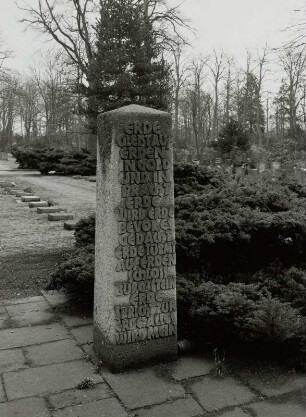 Gedenkstein vor Kriegsgräberstätten