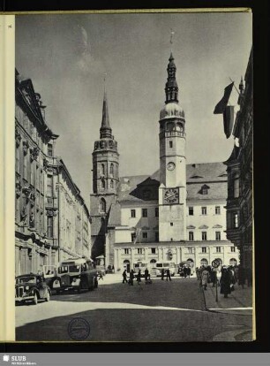 76 Der Hauptmarkt mit dem Rathaus