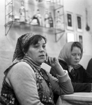 VEB Maschinen- und Apparatebau Grimma (MAG) Frauen : VEB Maschinen- und Apparatebau Grimma. Zwei Arbeiterinnen in Kittelschürze und mit Kopftuch in vermutlich ihrem Pausenraum