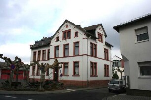 Ehem. Rathaus und Schule (Massivbau); Bickenbach, Darmstädter Straße 28