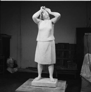 Frau mit Kopftuch : Frau mit Kopftuch. Gips (vor 1962; Walter Arnold).