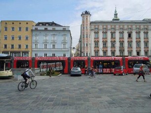 Linz - Straßenbahnzug auf dem Hauptplatz : Ein Straßenbahnzug steht auf dem Hauptplatz. Aufgenommen am 17. Juni 2011 in Linz