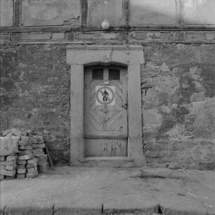 Dresden-Coschütz, Altcoschütz 9. Wohnstallhaus eines ehemaligen Bauernhofes (bez. 1829), Portal