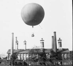 Eine Fahrt im Luftballon : Deutschland. Eine Fahrt im Luftballon. Der frei fliegende Luftballon. Blick gegen ein Fabrikgebäude