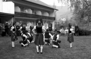 Untermünstertal: Untermünstertäler Trachtengruppe tanzt