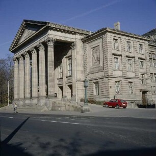 Meiningen. Ehem. Hoftheater (Thüringisches Staatstheater). Eingangsseite von Südwesten