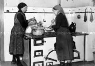 Arbeitsmaiden des Reichsarbeitsdienstes beim Kochen