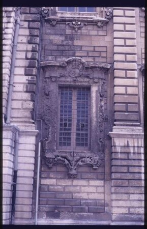 Lecce, Palazzo del Seminario : Detail, linke Travée der Fassade.