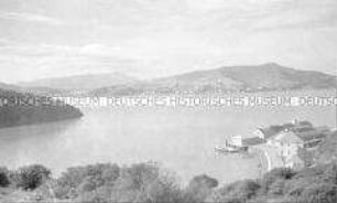 Selbstversenkung des Hochseepassagierdampfers "Columbus" am 19. Dezember 1939, Besatzungsangehörige im Internierungslager auf Angel Island, Kalifornien, weiter Blick über das Meer auf Anlegestelle und gegenüberliegende Hügel