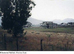 Rohbauten in bergiger Landschaft