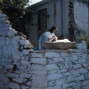 Alónnisos, Frau in Tracht in der Chora