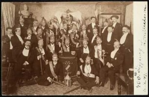 Gruppenbild 400. Sippung, 1899, Reych Londinum (Vereinigung Schlaraffia) : Gruppenbild von der 400. Sippung, 1899, Reych Londinum, Verein Schlaraffia. Fotografie. Postkarte, 1899 . Dresden: SLUB Mscr.Dresd.App.2479,100