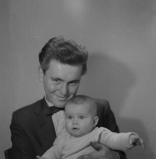 Porträt von Vater mit Baby