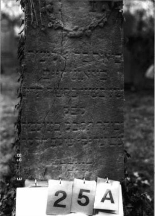 Grabstein 25 (Index: 100100059) Maße HxBxT: 131x47x39 cm Symbolik: Kranz: Grabstein 25A