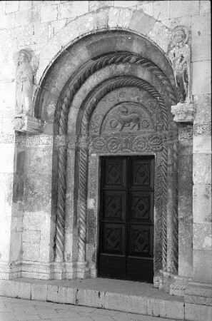 Zadar: Dom, Sveta Stosija, romanische Basilika, romanisches Seitenportal