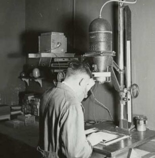 Sächsische Landesbildstelle, Walter Möbius am Vergrößerungsgerät, Fotothek, um 1937