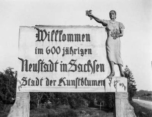 Willkommensschild am Ortseingang von Neustadt in Sachsen