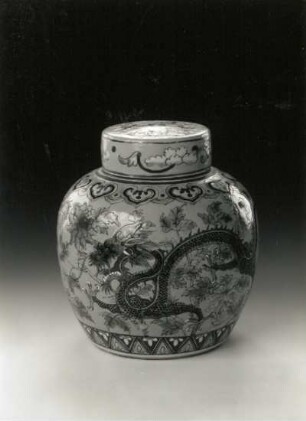 Deckelvase (China, wohl 2. H. 19. Jh.; Porzellan; Aufglasurmalerei; Höhe 15,2 cm; Staatliche Kunstsammlungen Dresden (SKD)