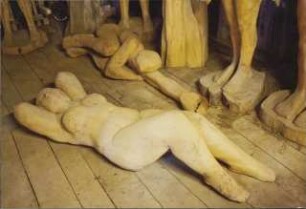 Frau mit verschränkten Armen