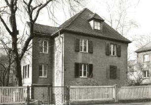 Dresden-Neustadt, Klarastraße 17. Villa (um 1935). Straßenansicht mit Einfriedung