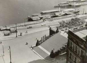 Dresden. Blick vom Georgentor auf die Treppe zur Brühlschen Terrasse und auf den Dampfschiffanlegeplatz mit Dampfer "Dresden" (1926, Werft Laubegast)