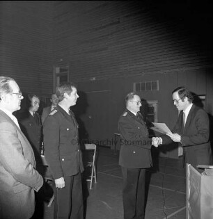 Kreisfeuerwehrverband Stormarn: Barsbüttel: Sporthalle: Mitgliederversammlung mit Harry Ramm, neuer stellvertretender Kreisbrandmeister,: Landrat Hans-Henning Becker-Birck überreicht Heinrich Dittmer, neuer Kreisbrandmeister, die Ernennungsurkunde