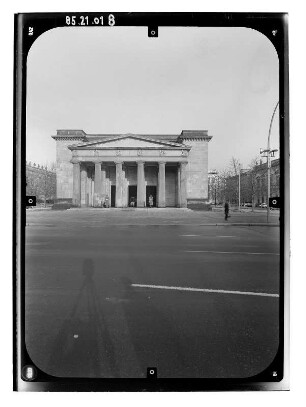 Berlin-Mitte, Unter den Linden. Neue Wache (1816-1818; K. F. Schinkel, 1930-1931; H. Tessenow). Straßenfront